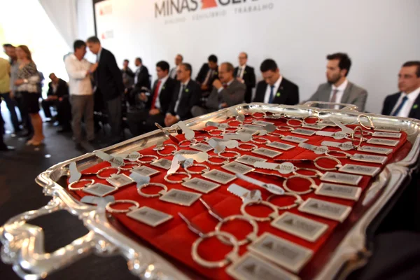 Governador entrega 98 veículos para 88 municípios mineiros