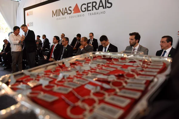Governador entrega 98 veículos para 88 municípios mineiros