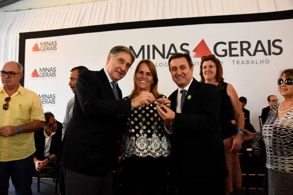 Governador entrega 98 veículos para 88 municípios mineiros