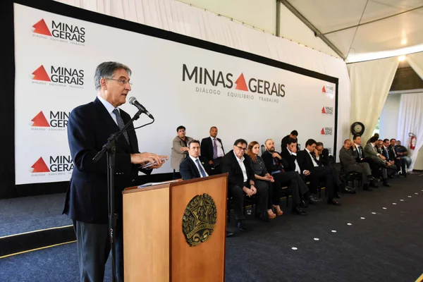 Governador entrega 98 veículos para 88 municípios mineiros