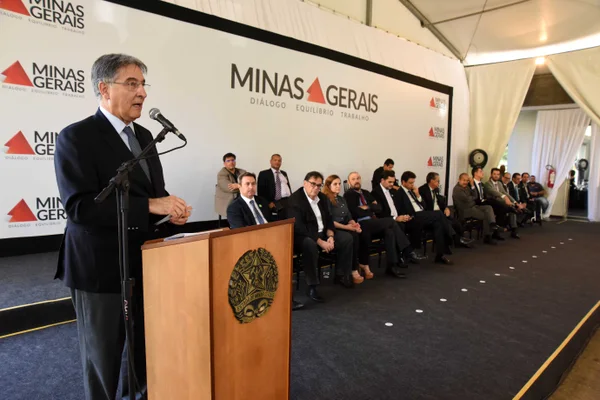Governador entrega 98 veículos para 88 municípios mineiros