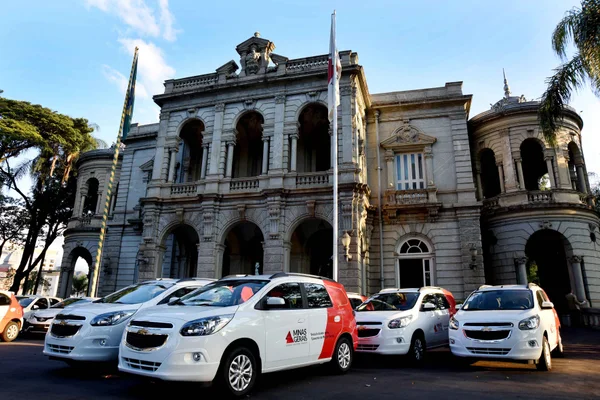 Governador entrega 98 veículos para 88 municípios mineiros