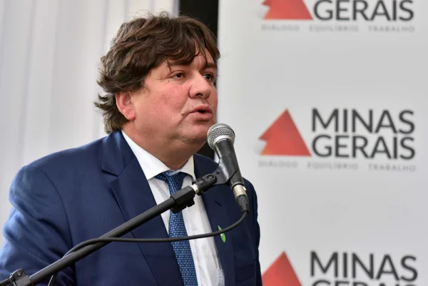 Fernando Pimentel entrega 145 veículos para 122 municípios mineiros