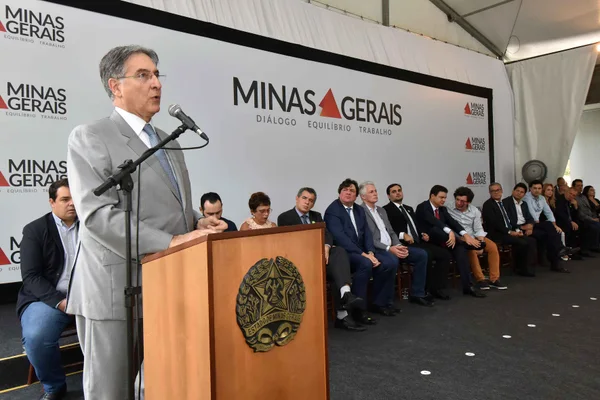 Fernando Pimentel entrega 145 veículos para 122 municípios mineiros