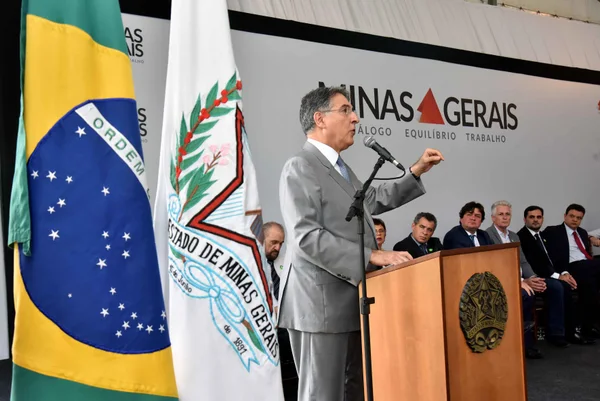 Fernando Pimentel entrega 145 veículos para 122 municípios mineiros