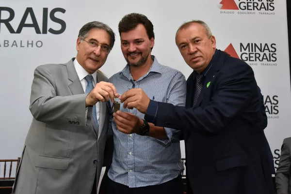 Fernando Pimentel entrega 145 veículos para 122 municípios mineiros