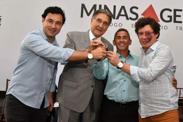 Fernando Pimentel entrega 145 veículos para 122 municípios mineiros