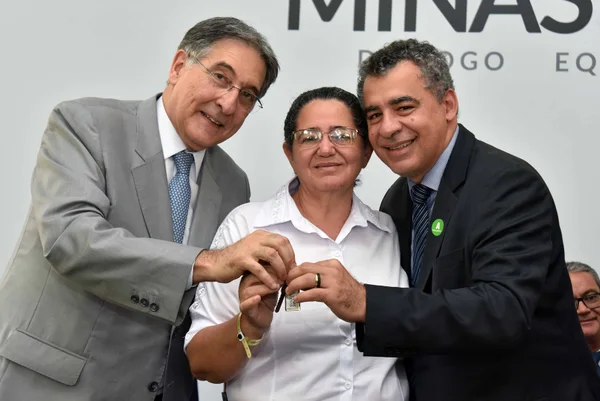 Fernando Pimentel entrega 145 veículos para 122 municípios mineiros