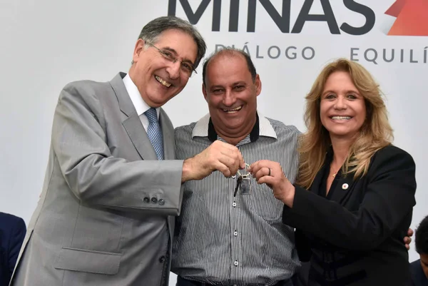 Fernando Pimentel entrega 145 veículos para 122 municípios mineiros