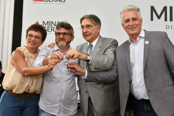 Fernando Pimentel entrega 145 veículos para 122 municípios mineiros