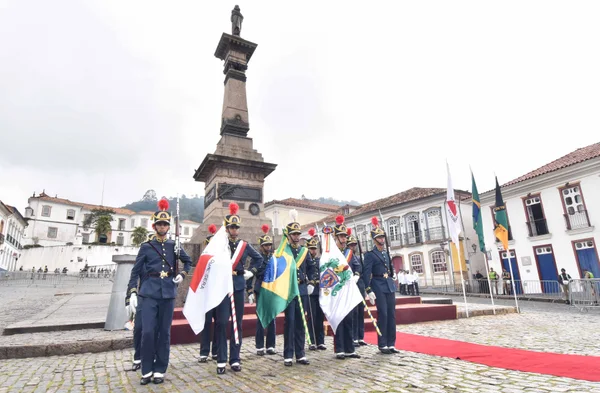 Solenidade de 21 de abril preserva as tradições durante a entrega da maior honraria do Estado