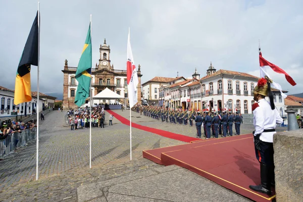 Solenidade de 21 de abril preserva as tradições durante a entrega da maior honraria do Estado