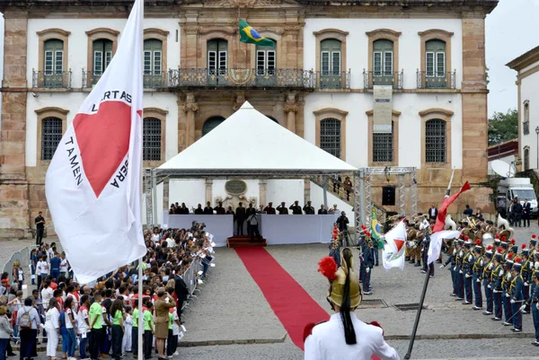 Solenidade de 21 de abril preserva as tradições durante a entrega da maior honraria do Estado