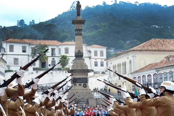 Solenidade de 21 de abril preserva as tradições durante a entrega da maior honraria do Estado
