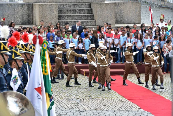 Solenidade de 21 de abril preserva as tradições durante a entrega da maior honraria do Estado