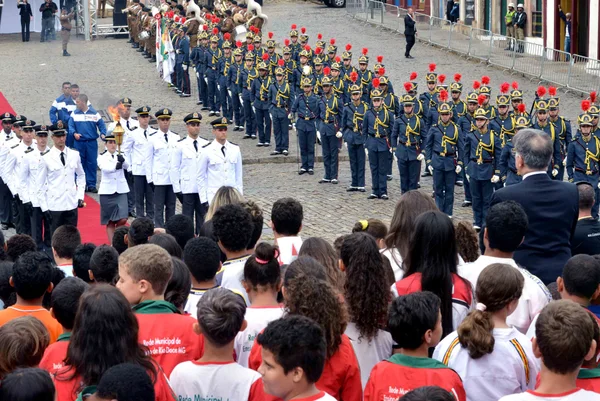 Solenidade de 21 de abril preserva as tradições durante a entrega da maior honraria do Estado