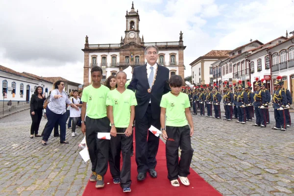 Solenidade de 21 de abril preserva as tradições durante a entrega da maior honraria do Estado
