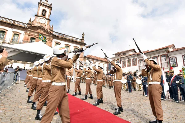 Solenidade de 21 de abril preserva as tradições durante a entrega da maior honraria do Estado
