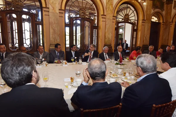Governador recebe prefeitos de associações regionais e anuncia quitação do IPVA