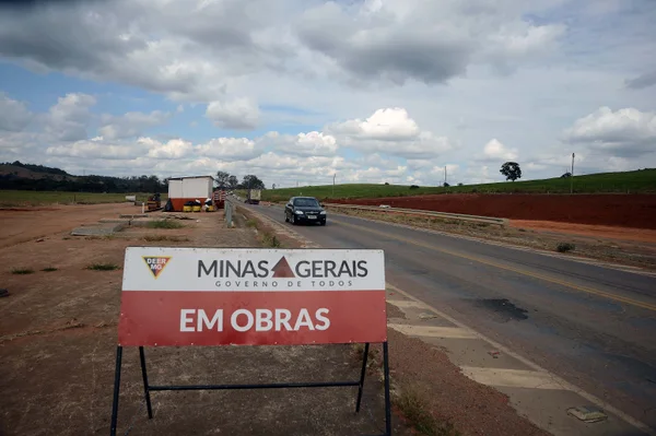 Governador  assina despacho governamental para destinar máquinas a pequenos cafeicultores