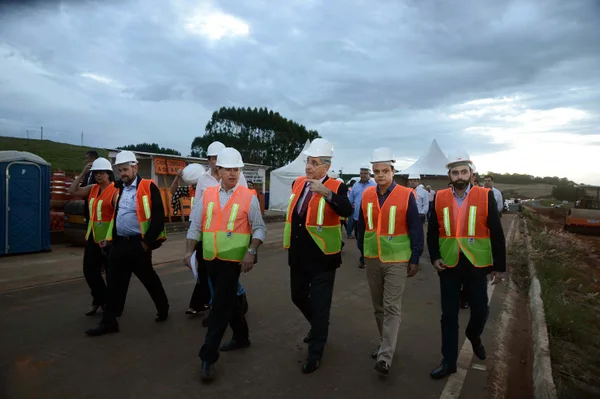 Governador  assina despacho governamental para destinar máquinas a pequenos cafeicultores