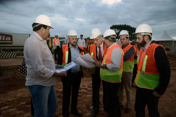 Governador  assina despacho governamental para destinar máquinas a pequenos cafeicultores