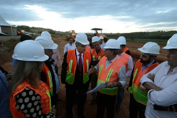 Governador  assina despacho governamental para destinar máquinas a pequenos cafeicultores