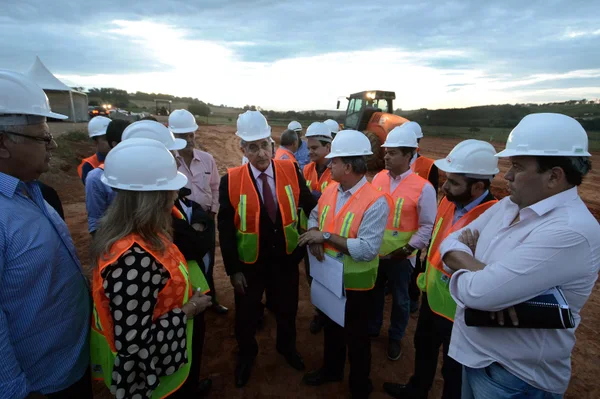 Governador  assina despacho governamental para destinar máquinas a pequenos cafeicultores