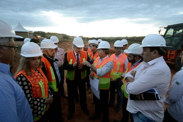 Governador  assina despacho governamental para destinar máquinas a pequenos cafeicultores