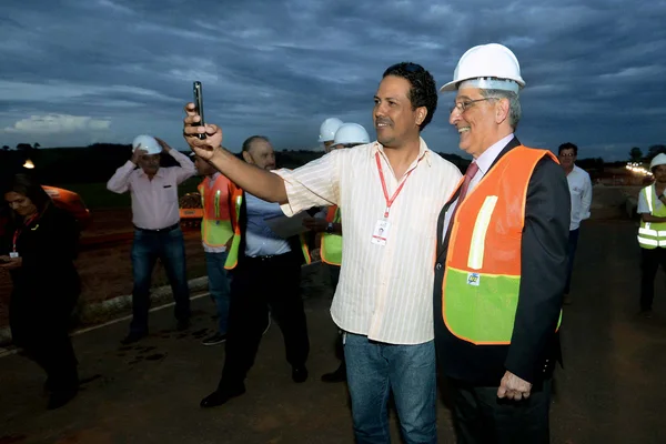 Governador  assina despacho governamental para destinar máquinas a pequenos cafeicultores