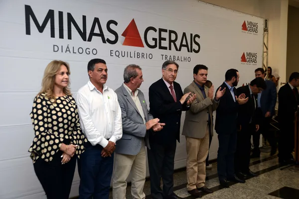 Governador  assina despacho governamental para destinar máquinas a pequenos cafeicultores