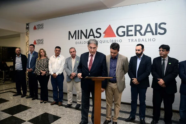 Governador  assina despacho governamental para destinar máquinas a pequenos cafeicultores