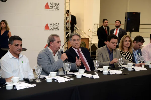 Governador  assina despacho governamental para destinar máquinas a pequenos cafeicultores