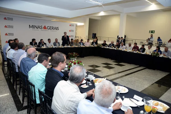Governador  assina despacho governamental para destinar máquinas a pequenos cafeicultores