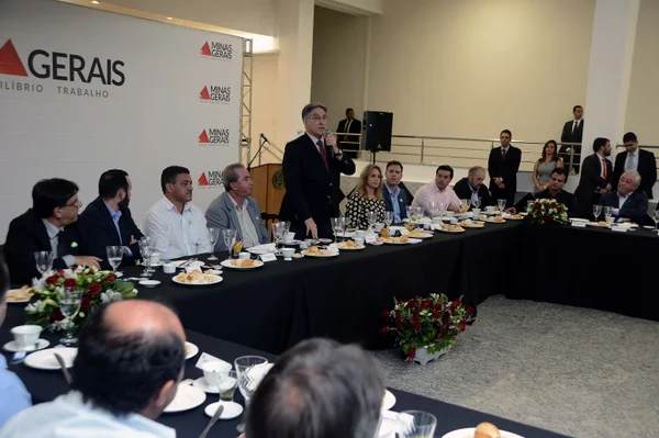 Governador  assina despacho governamental para destinar máquinas a pequenos cafeicultores