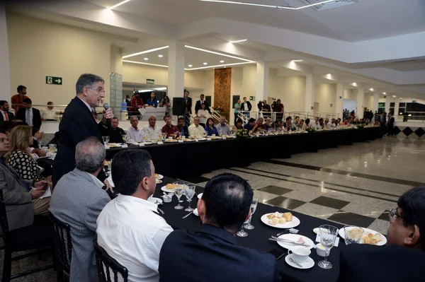 Governador  assina despacho governamental para destinar máquinas a pequenos cafeicultores