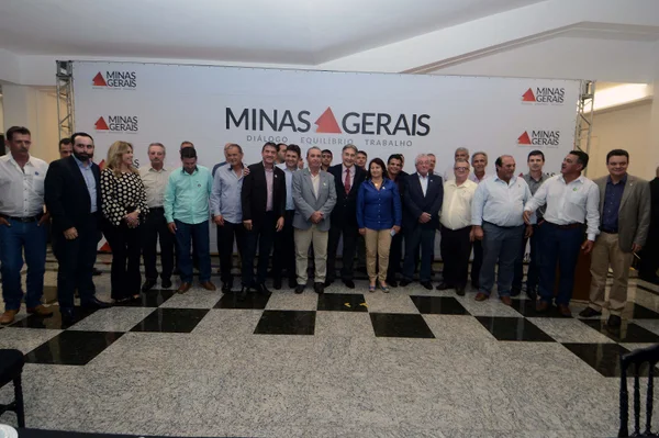 Governador  assina despacho governamental para destinar máquinas a pequenos cafeicultores