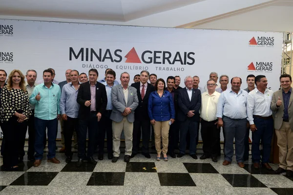 Governador  assina despacho governamental para destinar máquinas a pequenos cafeicultores