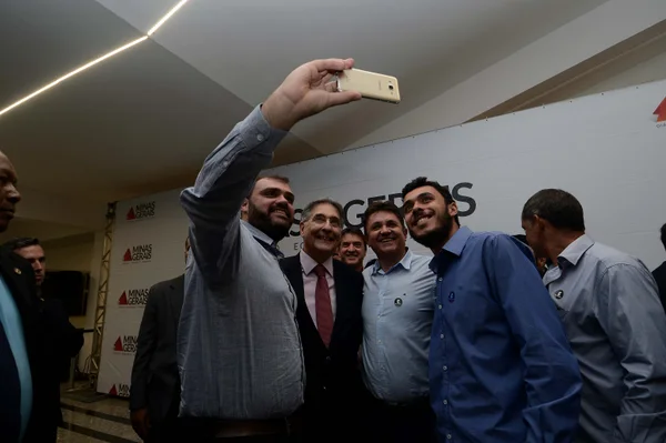 Governador  assina despacho governamental para destinar máquinas a pequenos cafeicultores