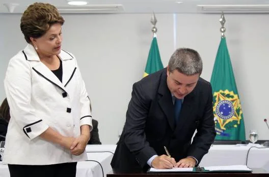 Dilma Rousseff e Anastasia assinam termo para ampliação de crédito fiscal