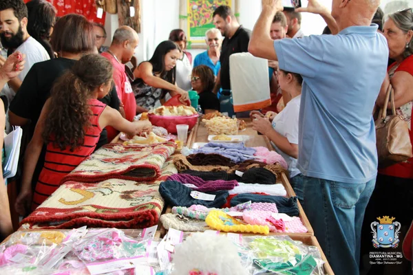 Lojas físicas e feiras itinerantes dão impulso à economia popular solidária em Minas Gerais