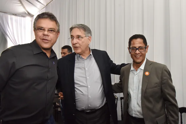 Fernando Pimentel entrega 455 ônibus escolares a 328 municípios