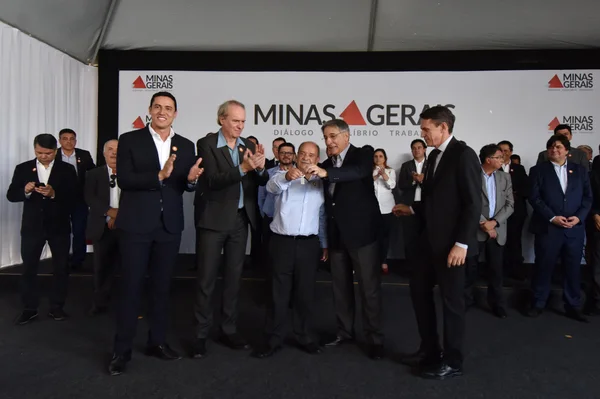 Fernando Pimentel entrega 455 ônibus escolares a 328 municípios