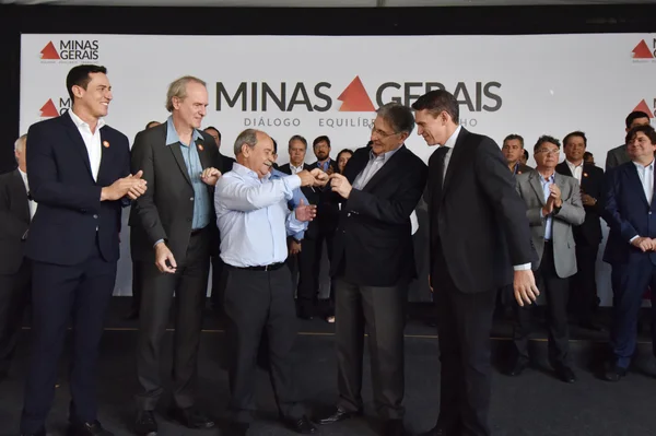 Fernando Pimentel entrega 455 ônibus escolares a 328 municípios