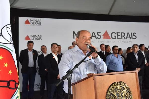 Fernando Pimentel entrega 455 ônibus escolares a 328 municípios