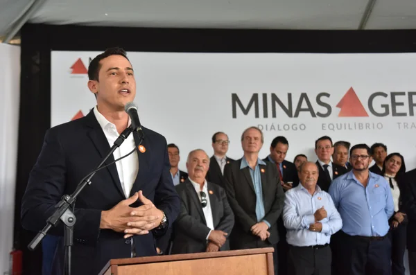 Fernando Pimentel entrega 455 ônibus escolares a 328 municípios