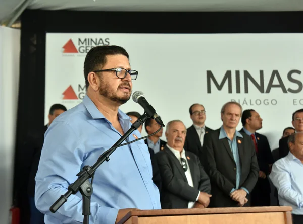 Fernando Pimentel entrega 455 ônibus escolares a 328 municípios