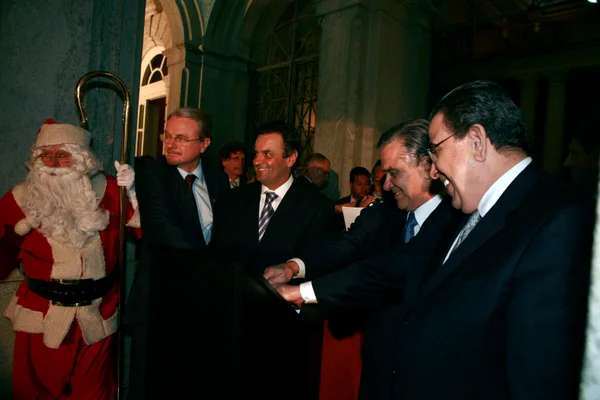 O governador Aécio Neves inaugurou a iluminação de Natal da Praça da Liberdade