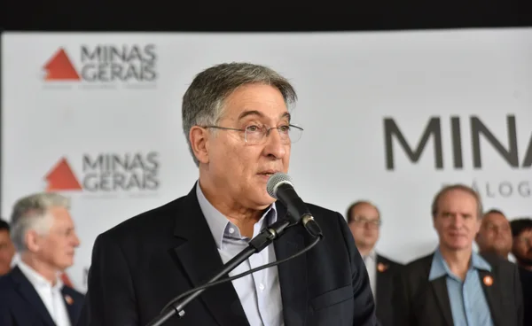 Fernando Pimentel entrega 455 ônibus escolares a 328 municípios