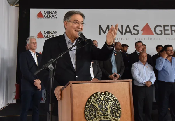 Fernando Pimentel entrega 455 ônibus escolares a 328 municípios